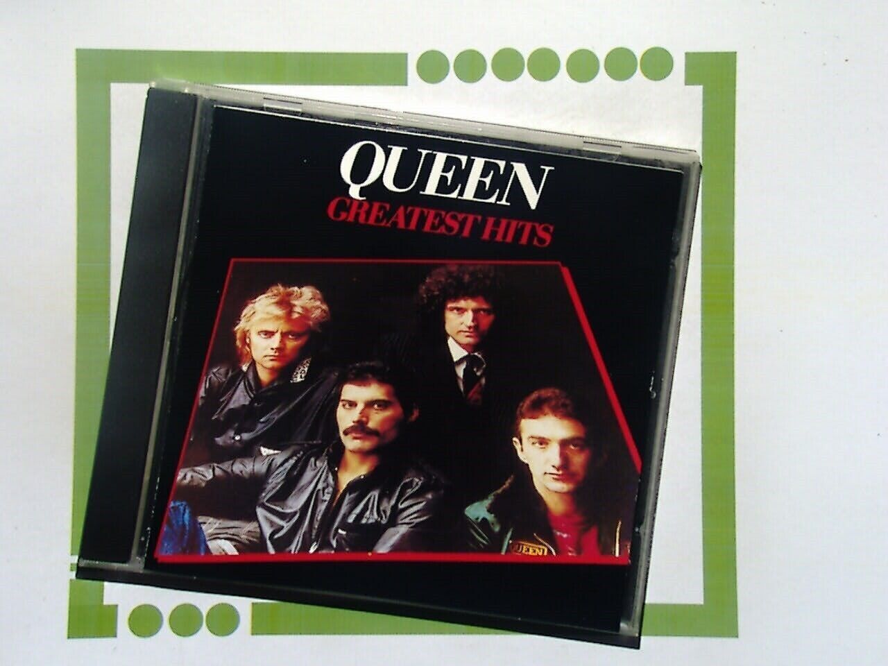 Queen, Greatest Hits, Classic Rock, Freddie Mercury, Rock Legends, Iconic Albums, 80s Rock, Timeless Music, Best of Queen, Arena Rock, British Rock, Legendary Songs, Must-Have Albums, Classic Hits, bookandbeat.com,