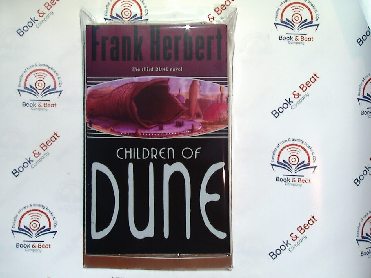 bookandbeat.com, Frank Herbert, Children of Dune, Dune series, science fiction, epic saga, Arrakis, desert planet, political intrigue, futuristic novel, space opera, family dynasty, Muad'Dib, Fremen culture, spice melange, visionary storytelling, classic sci-fi, adventure, philosophical themes, environmental themes, Hugo Award author, literary masterpiece, speculative fiction, legendary series,