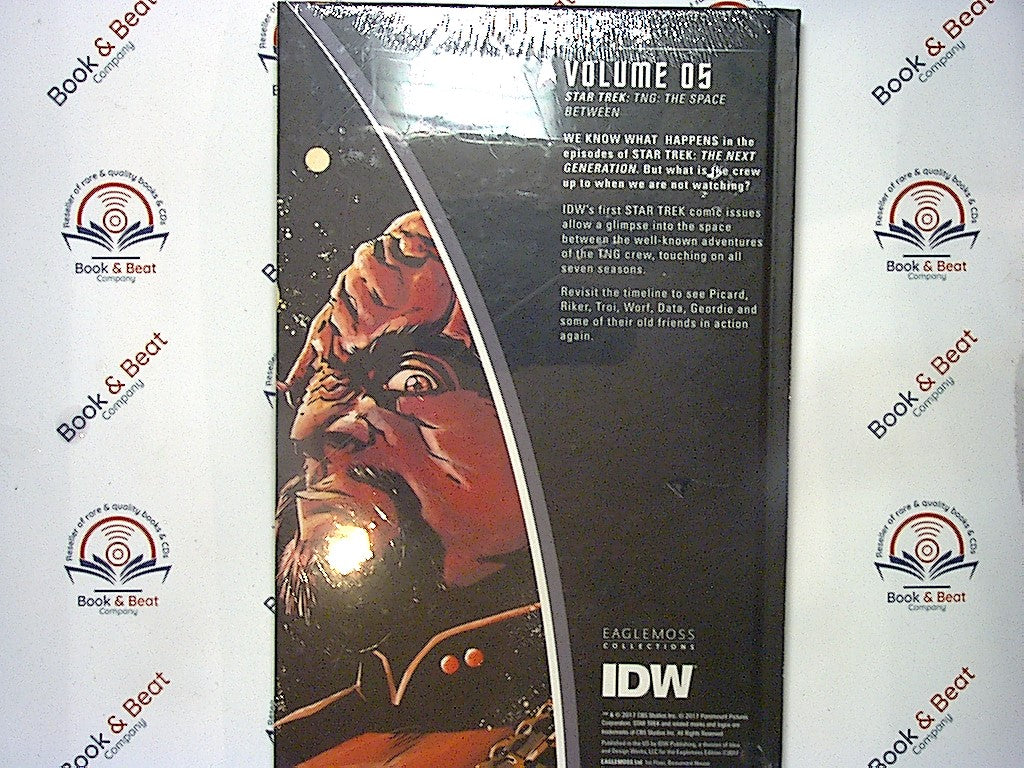 bookandbeat.com, book, Star Trek, graphic novel, collection, sci-fi, illustrated, Starfleet, space adventure, comics, Federation, iconic series, alien worlds, exploration, science fiction, pop culture, heroes, Klingons, space opera, fan favorite, timeless story, intergalactic